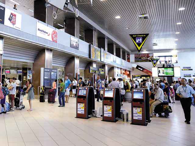 REVOLTĂTOR! O angajată a Companiei Naționale Aeroporturi București a câștigat 10 LEI PE SECUNDĂ