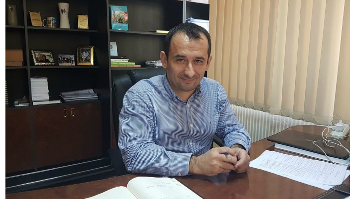 Un primar din România pune asistații social să măture străzile orașului. „Ei vor fi dotați cu cele necesare si vor trebui sa presteze acest serviciu in contul zilelor obligatorii, respectând