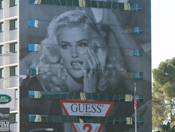 Acțiunile Guess au scăzut cu 17% după ce Kate Upton l-a acuzat pe Marciano, cofondatorul companiei, de hărțuire sexuală