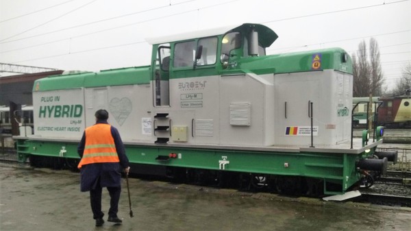 Premieră mondială la Constanța: Prima locomotivă hibrid de manevră construită în România