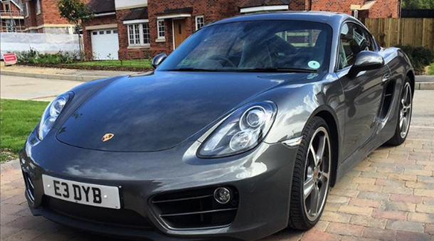 Un englez își vinde Porsche-ul cu 20 de lire.Dar pentru a încheia „afacerea” clenții trebuie să îndeplinească o sigură condiție.