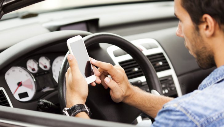 Țara unde șoferii nu mai au voie să folosească mobilul nici când mașina este oprită. Pedepsele sunt drastice