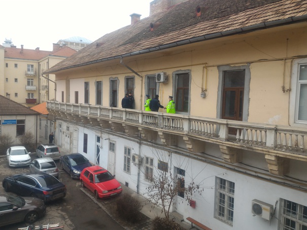 Un sediu al PSD, ținta unor fapte cu autori necunoscuți: pereți stropiți cu benzină și un cocktail Molotov lăsat la intrare. Sigla acoperită cu acronimul partidului comunist