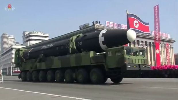 Coreea de Nord, demonstrație de forță: Paradă militară de amploare, înainte de Jocurile Olimpice de la Pyeongchang. Kim Jong-un, alături de soție | FOTO, VIDEO