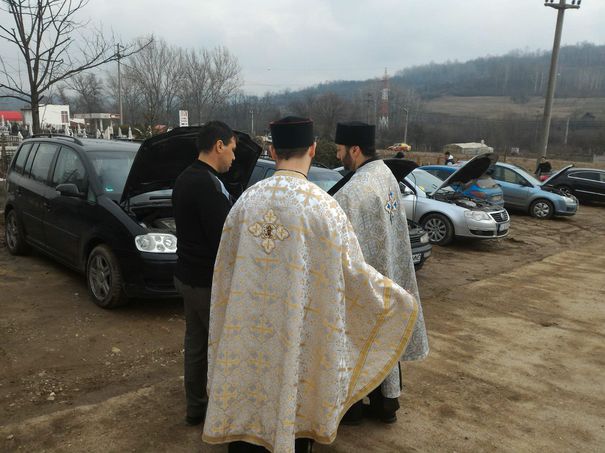 Preot din Motru, la sfințit mașinile din Gorj: Se face rânduiala, nu se face niciun abracadabra sau altceva / Slujba de binecuvântare, anunțată pe Facebook