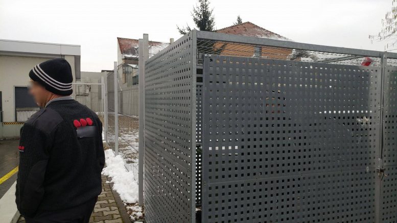 INCREDIBIL! Paznicii unui supermarket au sechestrat o persoană! Închisă într-o cușcă!