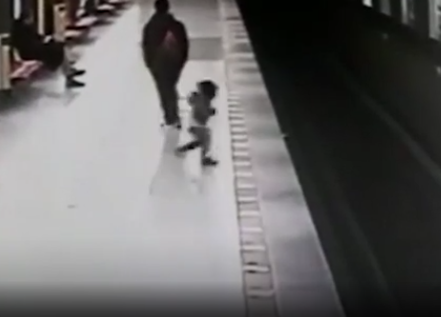 Un student de 18 ani a devenit erou după ce a salvat un copil căzut pe linia de metrou - VIDEO