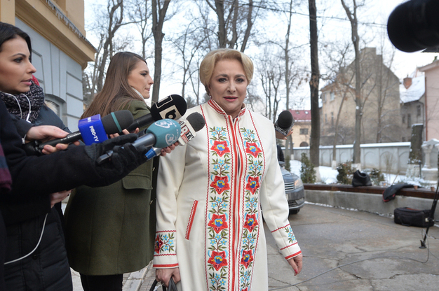 Cine îi face ținutele Viorică Dăncilă. Cât a costat celebrul palton alb
