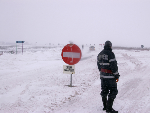 Vreme EXTREMĂ în România. Două autostrăzi și zeci de drumuri închise din cauza VISCOLULUI/ Care sunt cele mai afectate județe | VIDEO