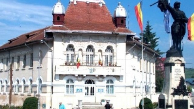 Primăria Urlați a cumpărat coșuri de gunoi la preț de frigidere - FOTO