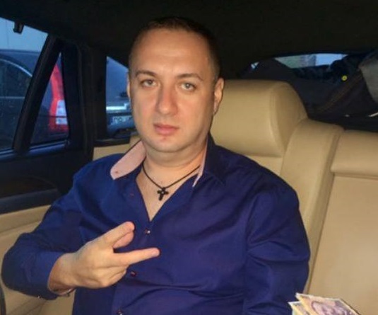Cum a reușit manelistul Leo de la Strehaia să scape de arest, după ce a pretins o suma de 7.500 euro pe o statuetă "fake"