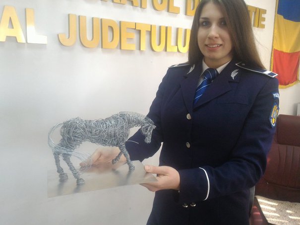 O polițistă din Cluj prinde hoți la serviciu, iar în timpul liber creează opere de artă