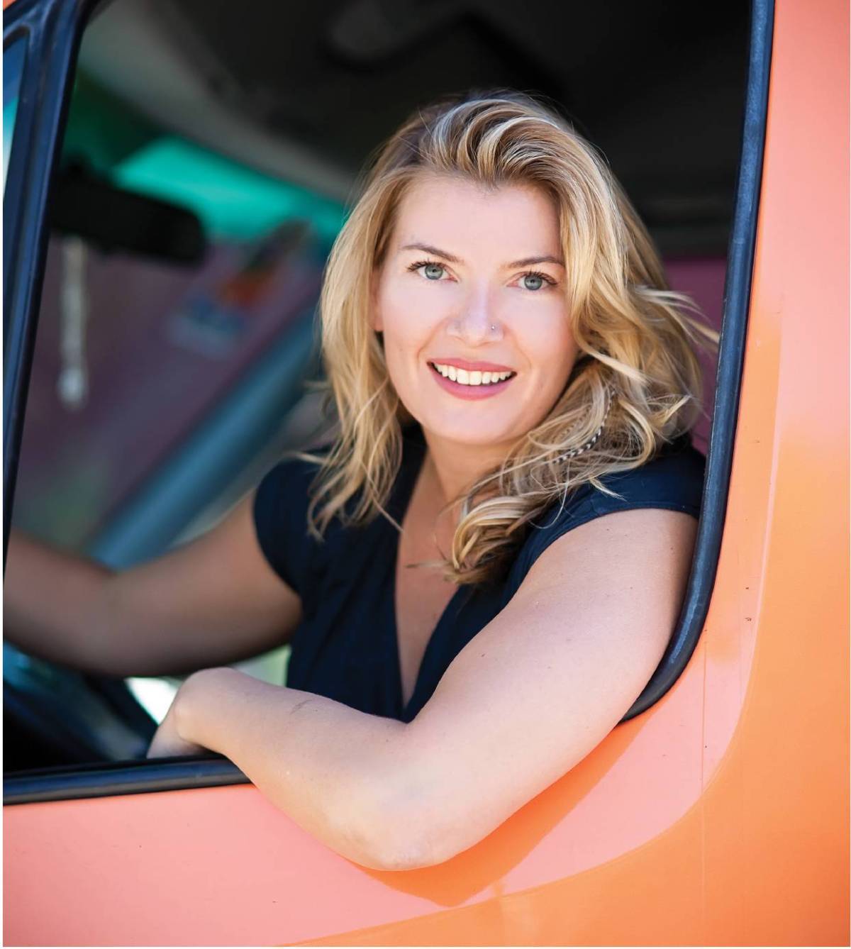 O tânără americană și-a făcut bagajele și a plecat în Asia după ce a ascultat o emisiune la radio. S-a întors cu o afacere de milioane de dolari