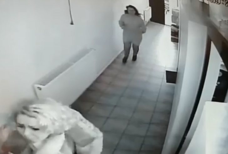 Bătaie într-o primărie din Argeș, între secretara și consiliera primarului