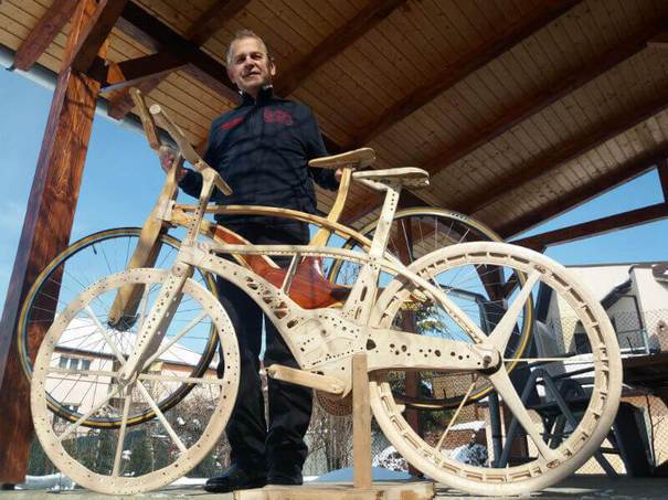 Cea mai ușoară bicicletă de lemn din lume cântărește sub trei kilograme și e realizată în Arad | GALERIE FOTO