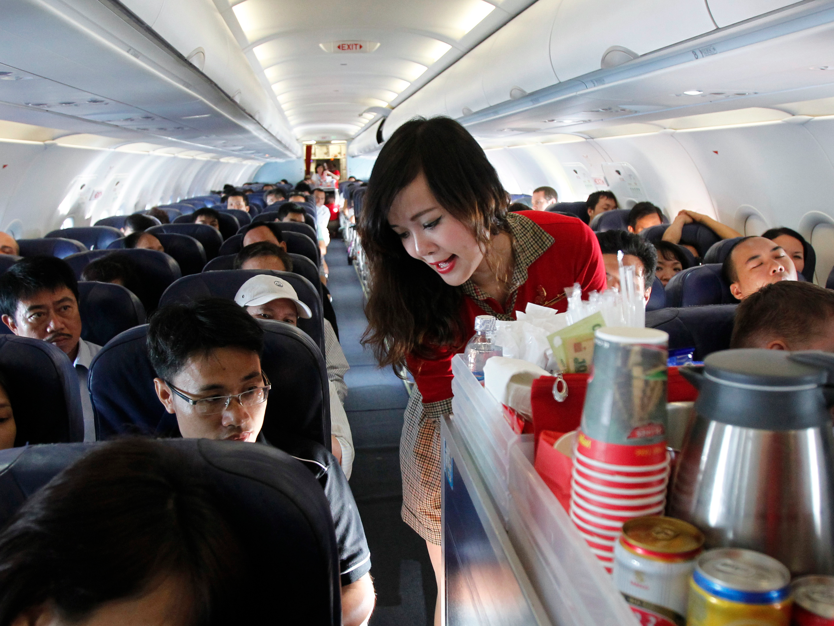 Cu cât sunt suprataxate băuturile de către companiile aeriene low-cost. Marja de profit la fiecare sticlă de apă vândută de Ryanair este de 1300%