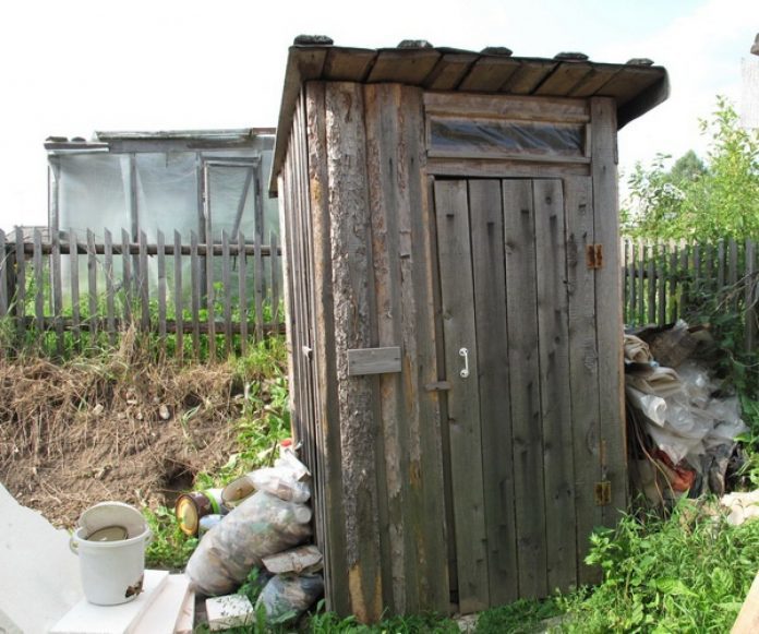 Județul din România unde se trăiește ca în Evul Mediu. Mii de familii nu au apă curentă, electricitate și încă folosesc WC-ul din curte