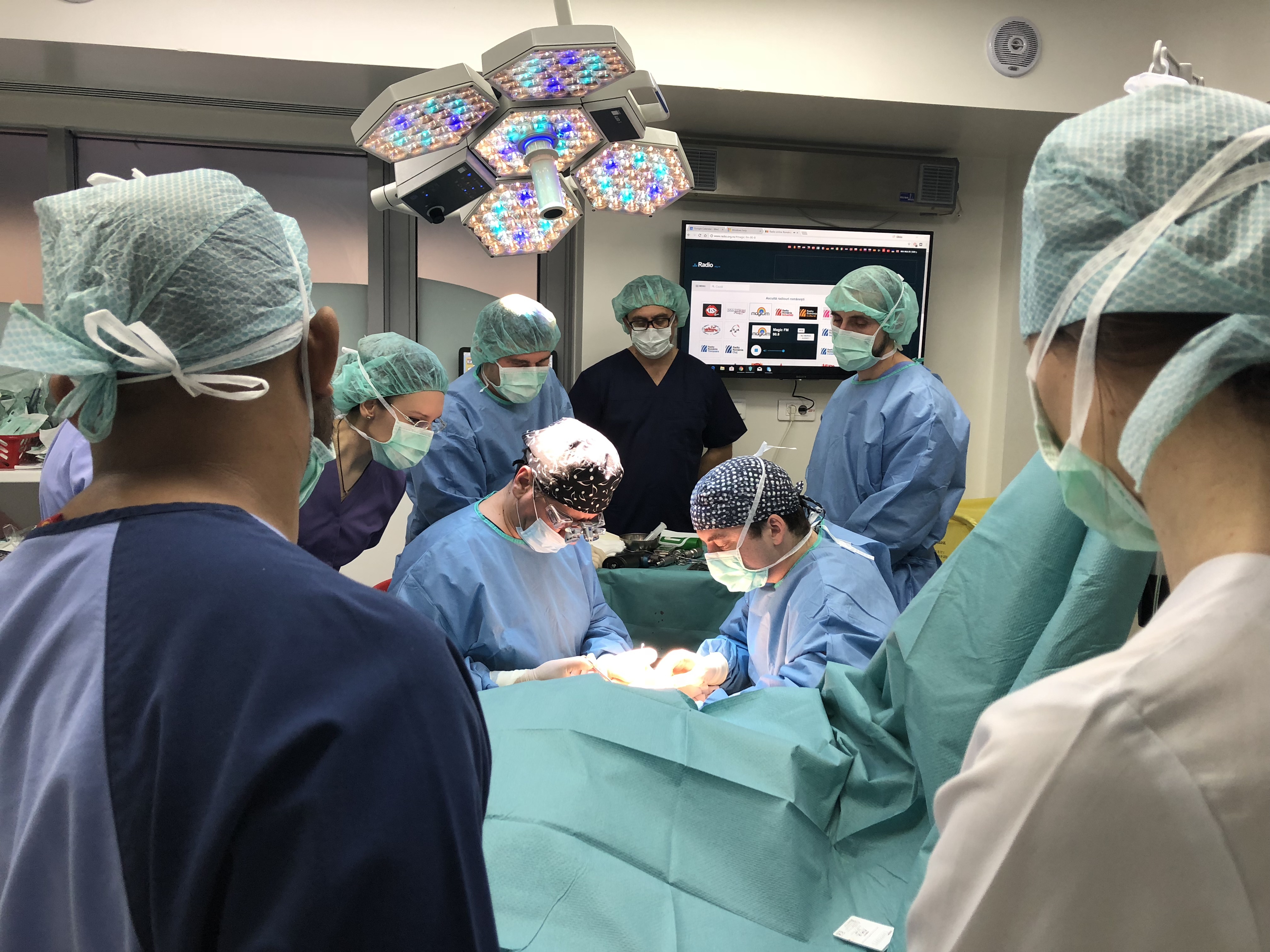 Premieră medicală în România. Prima intervenție chirurgicală de înlocuire a unui os necrozat al mâinii cu o proteză din pyrocarbon