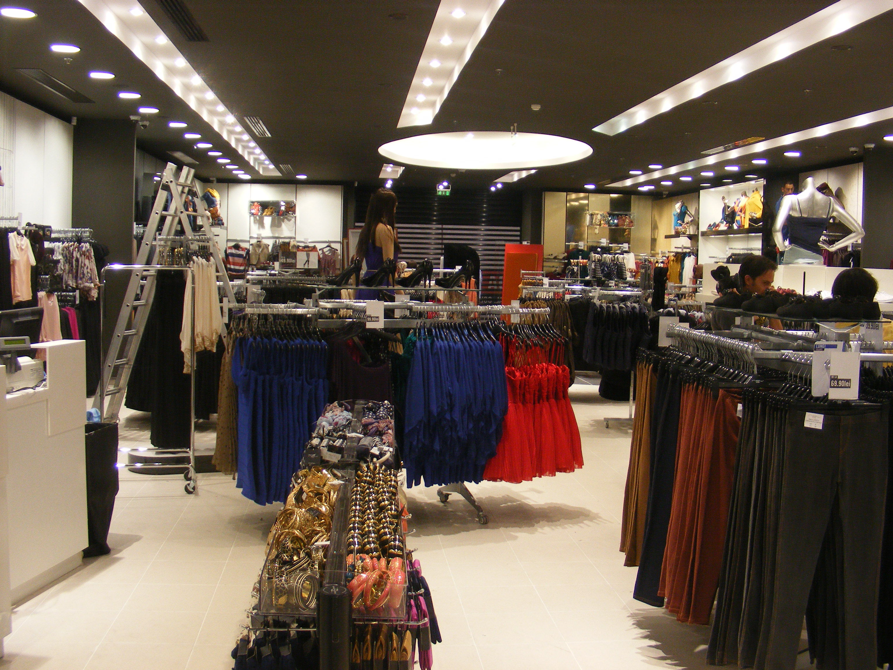 Un mare retailer de fashion, prezent și în România, va închide 60 de magazine și va disponibiliza 1.000 de angajați