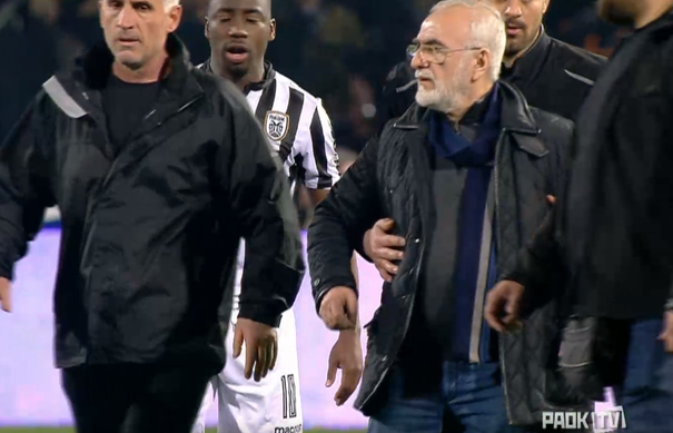 SCANDAL uriaș la meciului PAOK - AEK. Patronul echipei lui Răzvan Lucescu, supărat pe arbitru, a intrat pe teren ÎNARMAT