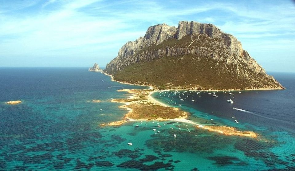 Tavolara, insula din largul coastelor Sardiniei care găzduiește cel mai mic ''regat'' din lume