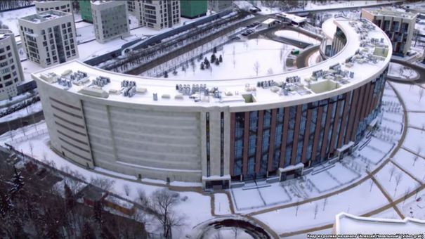 AROGANȚĂ de tip sovietic: Un bloc din Rusia a fost construit fără ferestre spre sud-vest, ca locatarii să nu poată vedea vila de lux a vicepremierului
