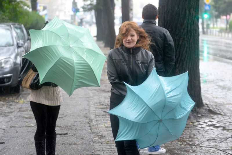 Meteorologii anunță ploi în toată țara, vânt puternic și răcirea vremii