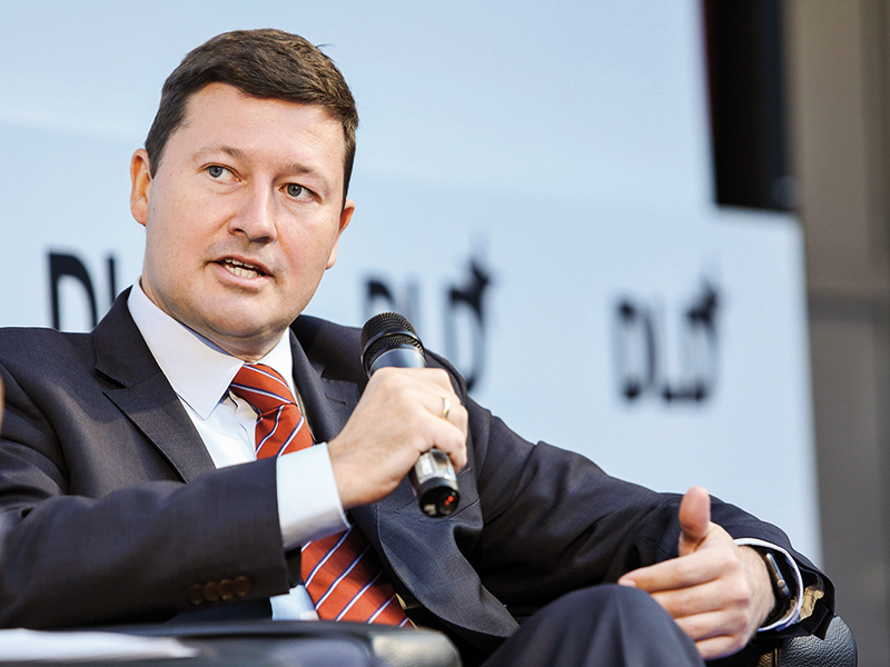 Cine este omul care conduce 32.000 de oficiali ai Uniunii Europene