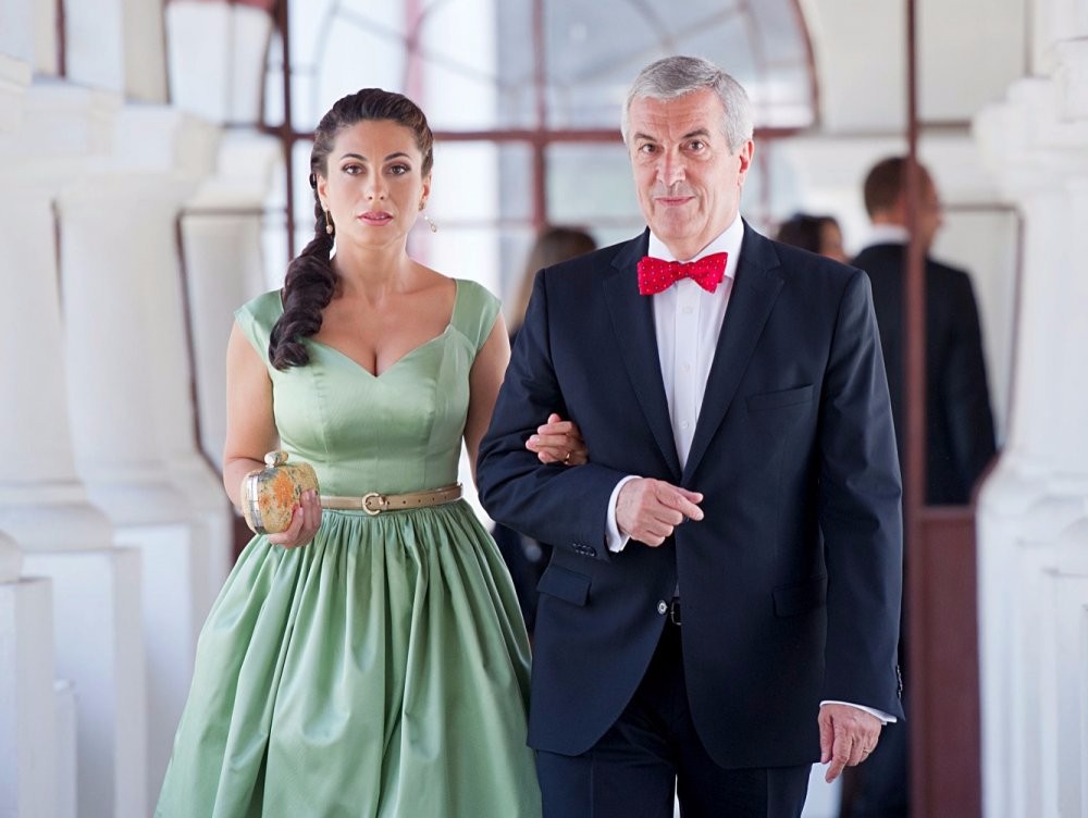 Ce salariu incredibil are soția lui Tăriceanu