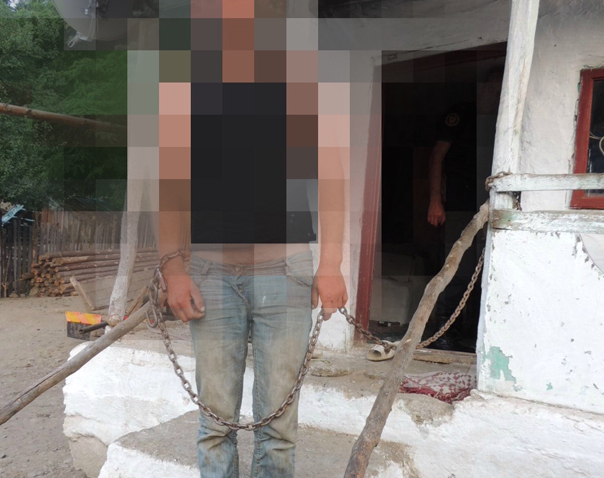 Caz de sclavie la Sebeș: Un bătrân, sechestrat în grajd. Îl puneau să cerșească pe la biserici și era bătut cu lanțul pentru că nu muncea îndeajuns
