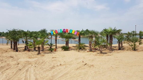 Litoralul Vestului: Lacul cu plajă și nisip fin atrage peste 100.000 de turiști în fiecare an