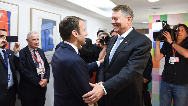 Emmanuel Macron salută munca lui Klaus Iohannis privind democrația: "Nu își lasă țara din mână"
