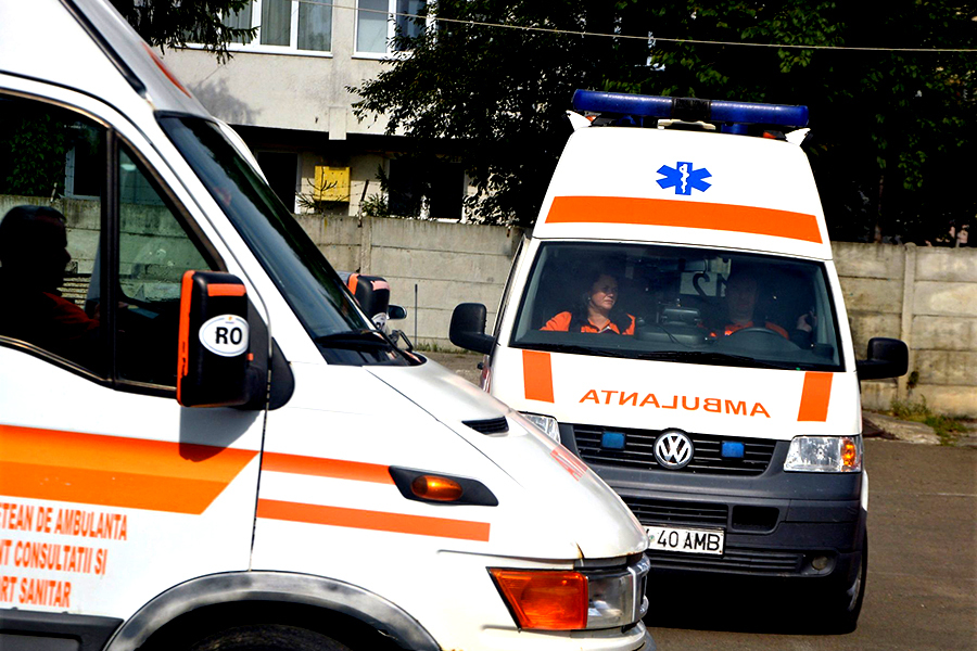 Două femei dintr-o comună suceveană cheamă zilnic ambulanța, ca să ajungă în oraș, la cerșit