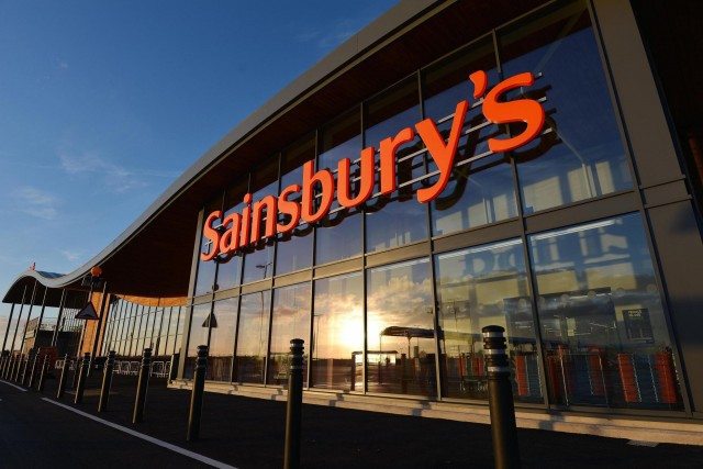 Fuziune gigant în Marea Britanie: Lanțurile de magazine Sainsbury și Asda fuzionează pentru a rade concurența