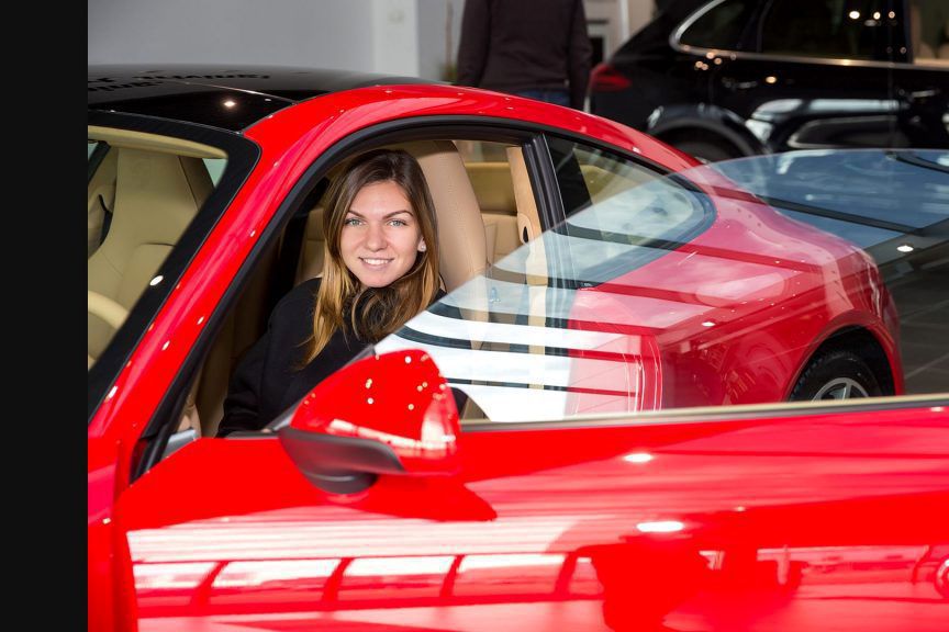 Ce mașină a primit Ion Țiriac de la Simona Halep pentru colecția lui. Are chiar și un autograf