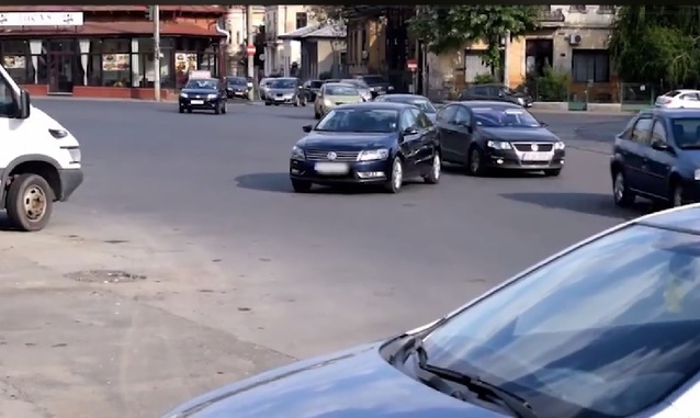 Întâmplare tragi-comică in Capitală, o femeie și-a parcat mașina peste noapte în mijlocul intersecției. Ce amendă a primit și după câte ore a mutat mașina
