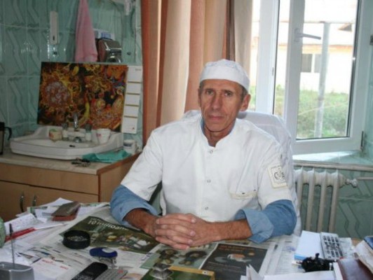 RESPECT! El este medicul din România care și-a împărțit salariul cu infirmierele după ce Guvernul le-a tăiat salariile