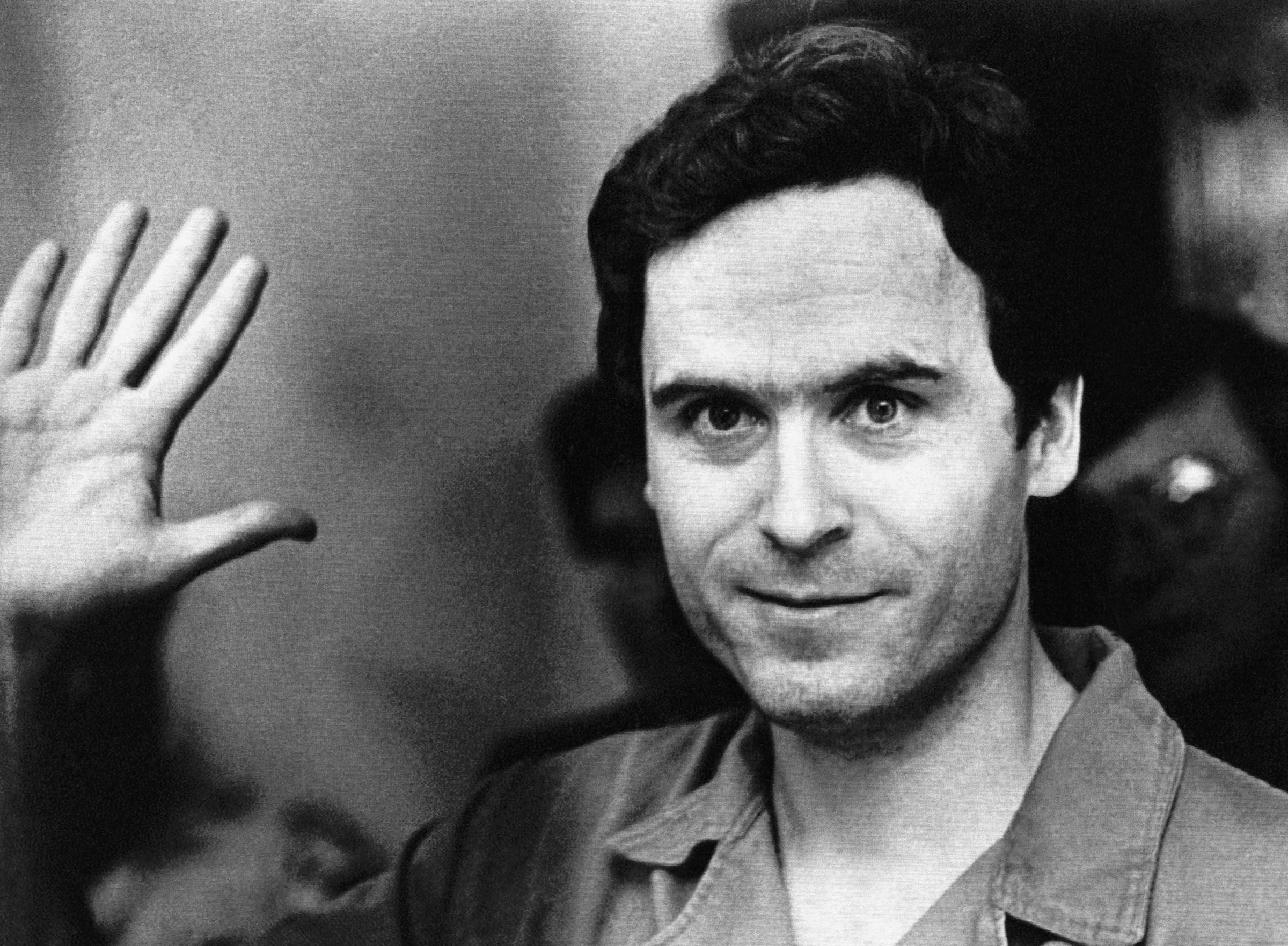 Povestea lui Ted Bundy, cel mai odios criminal în serie din toate timpurile. Înainte să înceapă să ucidă a salvat vieți