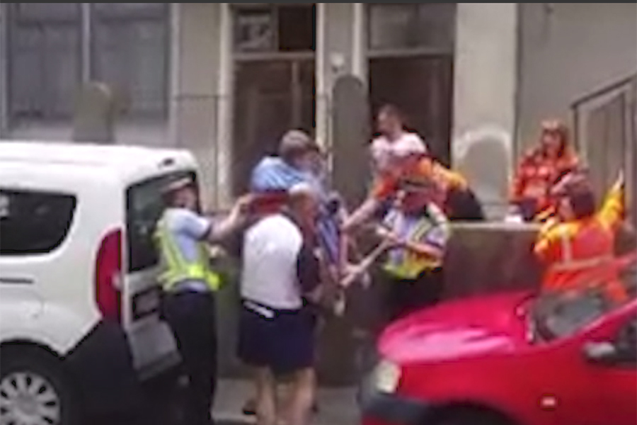 Scene incredibile la Cluj. Un pacient, scos peste gard, deoarece accesul era blocat de o mașină