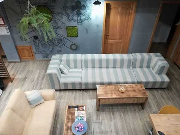 Anunț de angajare în România: “Căutăm un om viu, care să se uite la filme și să stea degeaba"