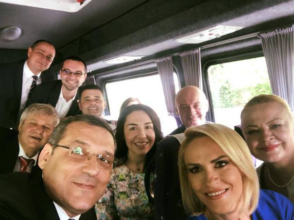 Selfie la Cotroceni | Primarul Gabriela Firea s-a fotografiat alături de primarii de sectoare, la recepția dată de Iohannis de Ziua Europei