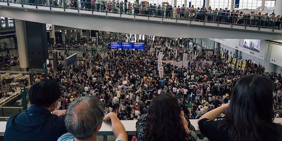 Ai amenzi neplătite sau ai înjurat pe stradă? Țara în care statul îți va limita viteza la internet, îți va interzice să zbori cu avionul sau îți va bloca accesul la credite bancare dacă n
