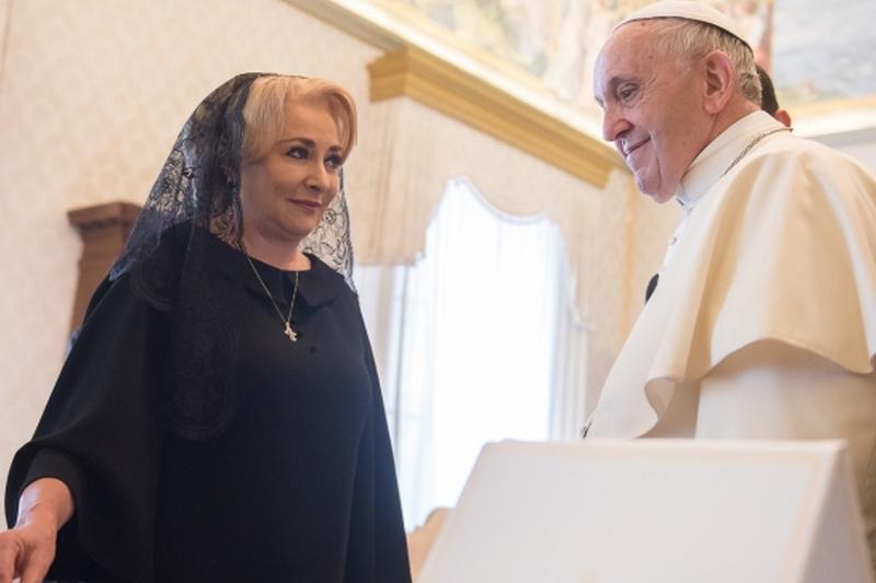 Ce a discutat Dăncilă cu Suveranul Pontif. „M-a întrebat dacă pot să duc la sfârșit mandatul”