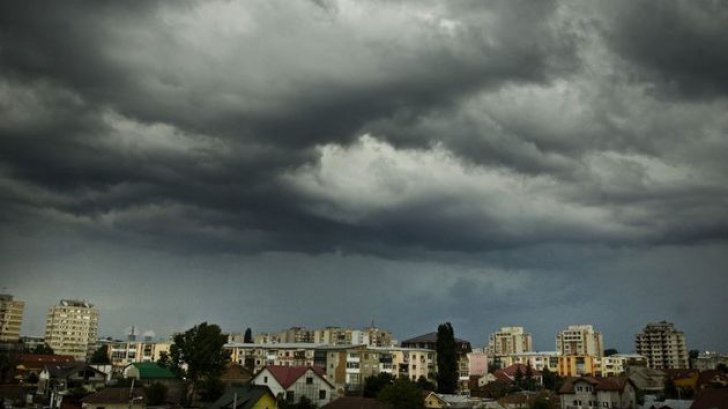 Alertă meteo! Cod portocaliu și galben de furtuni și ploi torențiale. Ce zone sunt lovite