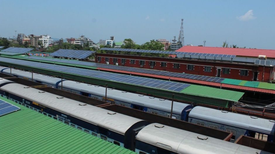 Sectorul energiei regenerabile ia avânt: India inaugurează prima gară care funcționează pe bază de energie regenerabilă. Cu cât se reduc costurile. FOTO