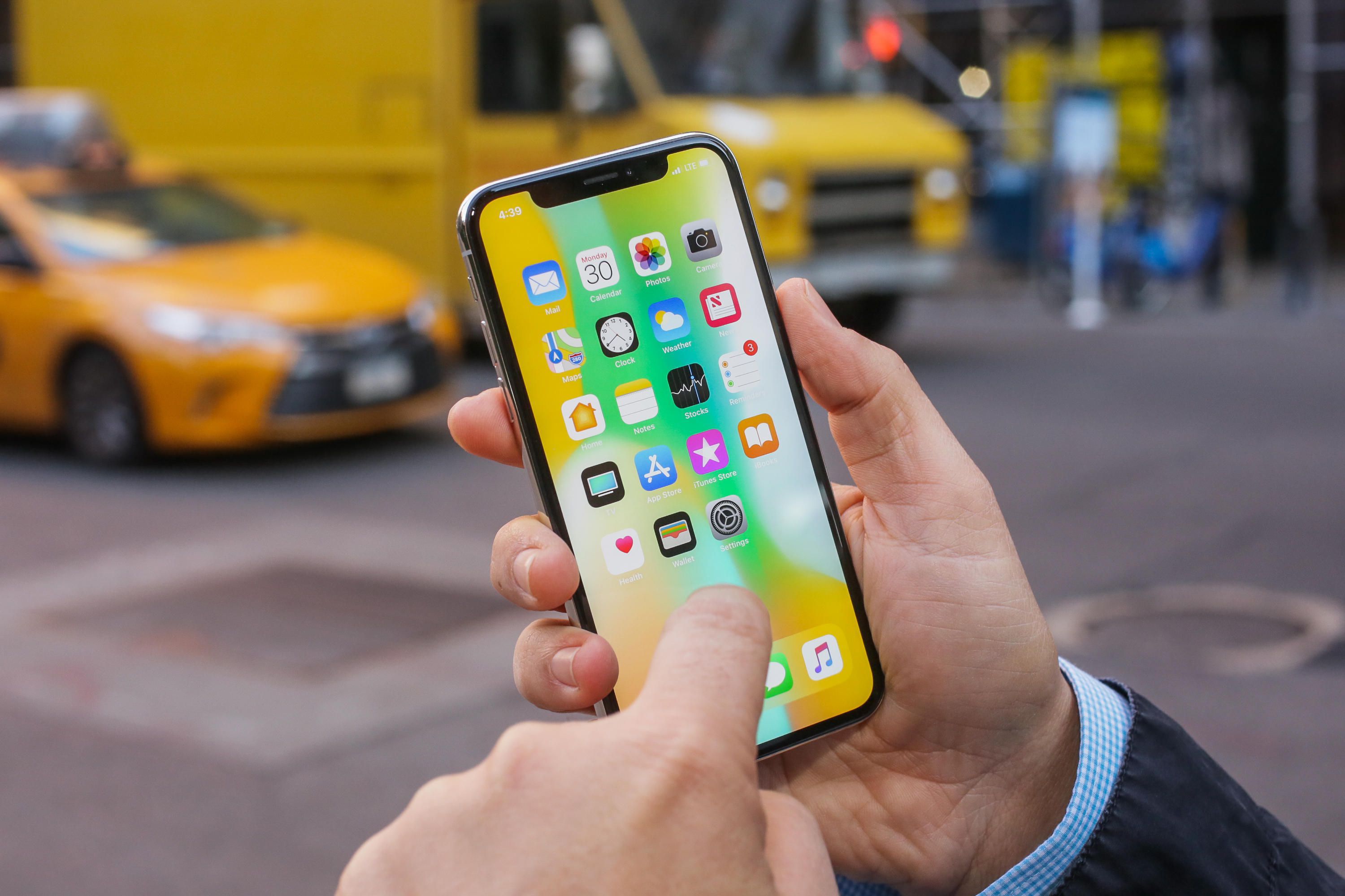 Paradoxul revoluției tehnologice: Șapte din zece cei mai săraci oameni au acces la telefon mobil, dar nu și la apă curentă sau toaletă