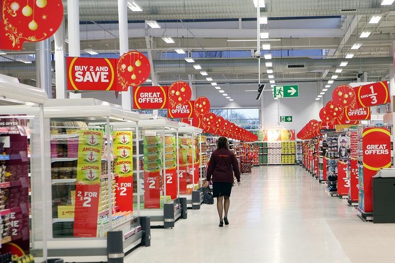 Două dintre cele mai mari lanțuri de supermarketuri FUZIONEAZĂ în Marea Britanie pentru a rade concurența. Lovitură în plin pentru Lidl