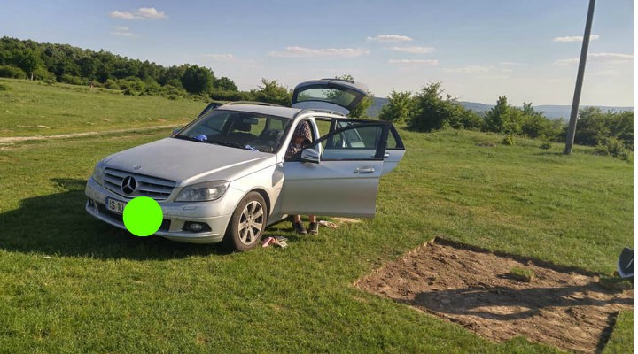 Cum se fură iarbă cu Mercedesul dintr-o rezervație naturală din România