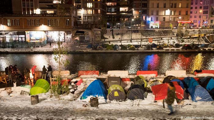 Guvernul francez adoptă o politică dură cu privire la imigranți și evacuează taberele de refugiați de lângă canalele Parisului