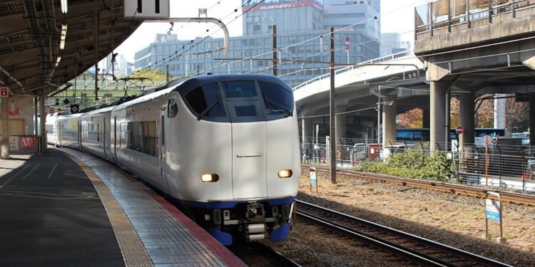 Un operator feroviar din Japonia și-a cerut scuze public pentru că trenul ar fi plecat cu 25 de secunde mai devreme din gară, în timp ce trenurile românești întârzie cu orele